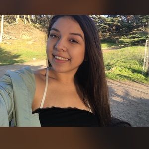 Meet your Posher, Idania